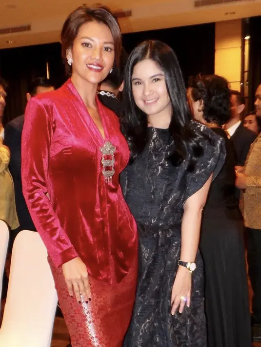 Berfoto bersama Annisa Pohan, Farah mengenakan kebaya fuschia berbahan velvet dipadukan bros dan kain songket sebagai skirt. (@farahquinnofficial)