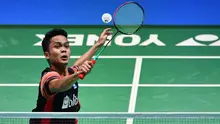 Tunggal putra Indonesia, Anthony Sinisuka Ginting melakukan servis ke arah lawannya tunggal putra Jepang, Kento Momota pada babak perempat final Jepang Terbuka 2019 di Tokyo, Jumat (26/7/2019). Anthony Ginting, tersingkir setelah kalah dengan skor 13-21, 22-20 dan 15-21. (TOSHIFUMI KITAMURA/AFP)