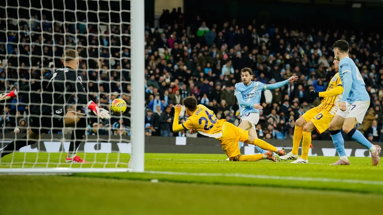 Pemain Manchester City Bernardo Silva (tengah) melepaskan tembakan ke gawang di hadapan pemain Brighton Yasin Ayari
