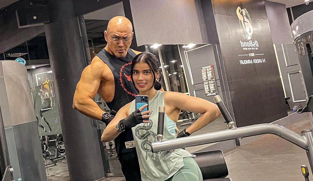 Pasangan Deddy Corbuzier dan Sabrina Chairunnisa memang sama-sama memiliki hobi olahraga nge-gym. Momen kompak keduanya saat nge-gym sering diabadikan di Instagram. Tak heran kebersamaan mereka ini sukses bikin baper. (Liputan6.com/IG/@sabrinachairunnisa_)