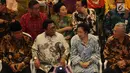 Presiden kelima RI Megawati Soekarnoputri berbincang dengan Ketua DPD Oesman Sapta Odang saat menghadiri Festival Prestasi Indonesia yang diselenggarakan oleh UKP-Pancasila di Jakarta Convention Center, Senin (21/8). (Liputan6.com/Helmi Fithriansyah)