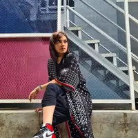 Outer batik modern berwarna hitam dengan detail list merah dapat membuatmu tampil sangat elegan dan memesona. (instagram/najwashihab)