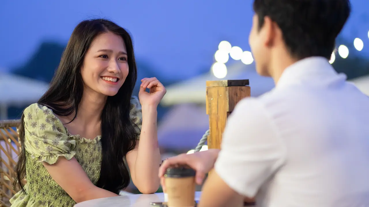 perempuan dan pasangan minum kopi bersama