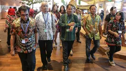 Menteri Pariwisata Arief Yahya (tengah) saat meninjau Paviliun Indonesia dalam rangka pertemuan tahunan IMF-Bank Dunia 2018 di Bali, Kamis (10/11). Paviliun Indonesia menunjukkan destinasi pariwisata yang ada di Indonesia. (Liputan6.com/Angga Yuniar)
