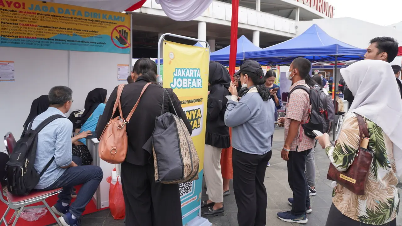 Sejumlah anak muda terlihat antre di depan stan-stan perusahaan yang membuka lowongan pekerjaan di Jakarta Job Festival (Jobfest) 2025 (Liputan6.com/Winda Nelfira)