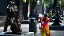 Patung "Venus Room" ikut dipajang saat pameran "Salvador Dali: Urban Dreams" di Mexico City, Selasa (14/3). Patung-patung tersebut adalah karya seniman asal spanyol bernama Salvador Dali. (AFP PHOTO / RONALDO SCHEMIDT)