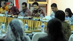 Ketua KPU Husni Kamil Malik (tengah) saat diskusi di kantor KPU, Jakarta, (14/3).Hal ini dilakukan untuk menyambut pemilihan Gubernur dan wakil gubernur, bupati dan wakil bupati dan walikota dan wakil walikota tahun 2017. (Liputan6.com/Helmi Afandi)