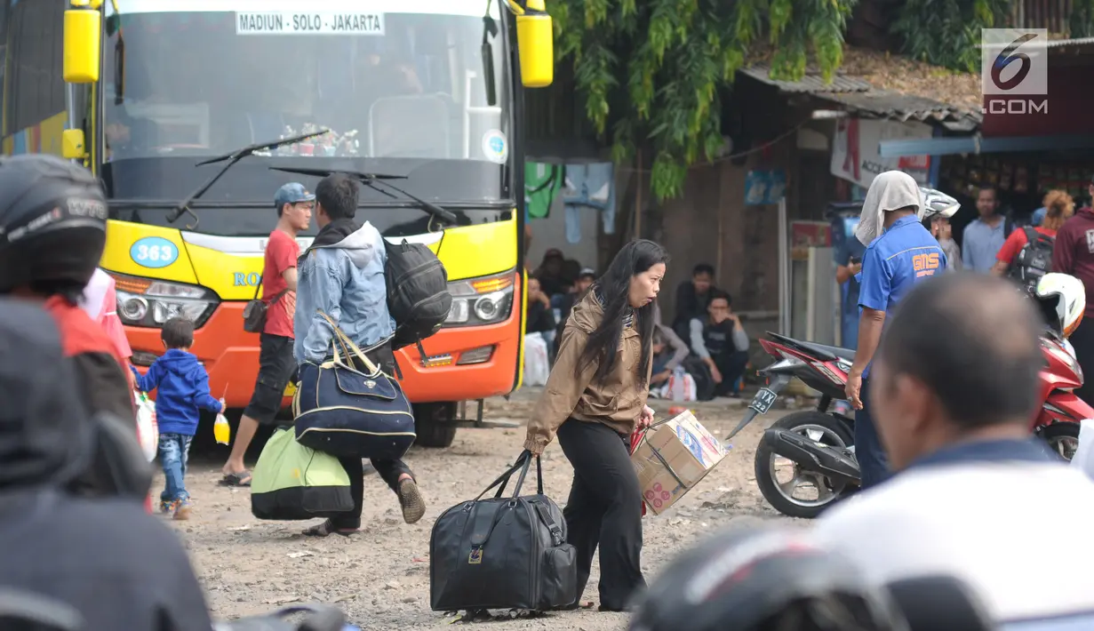 Calon penumpang menuju tempat tunggu bus di Terminal Bus Bayangan Lebak Bulus, Jakarta, Sabtu (9/6). Rata-rata calon pemudik akan berangkat menuju daerah disekitar Jawa Tengah dan Jawa Timur. (Liputan6.com/Helmi Fithriansyah)