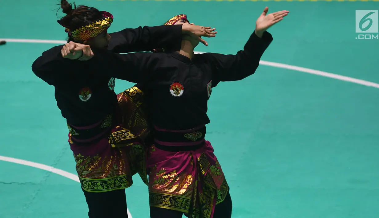 Pasangan pesilat Indonesia, Ayu Sidan Wilantari dan Ni Made Dwiyanti tampil dalam babak final ganda putri pencak silat seni Asian Games 2018 di Padepokan Pencak Silat TMII, Rabu (29/8). Pasangan ini menyabet medali emas. (Merdeka.com/ Imam Buhori)