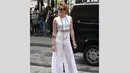 Aktris Kristen Stewart mencuri perhatian lewat penampilan barunya di ajang Paris Fashion Week, Rabu (9/7/14). (Daily Mail)