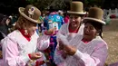 Sejumlah penari wanita berbincang sebelum acara karnaval Anata Andina (Andean karnaval) di Caquiaviri, Bolivia, Selasa (17/1). Ratusan kelompok etnis dari Provinsi Caquiaviri berpartisipasi dalam karnaval ini. (AP Photo/Juan Karita)