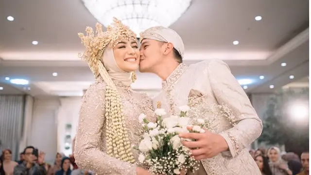 Resmi Suami Istri, Ini 5 Momen Rezky Aditya Cium Mesra Citra Kirana