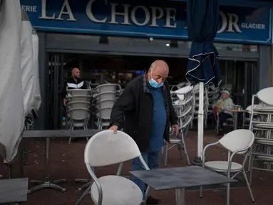Marc Magere menutup restorannya di Marseille, selatan Prancis, Minggu (27/9/2020). Restoran dan bar di Marseille pada hari Minggu bersiap tutup selama sepekan sebagai bagian dari pembatasan baru baru Covid-19. (AP Photo/Daniel Cole)