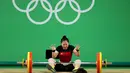 Atlet angkat besi Indonesia Dewi Safitri saat berlaga di cabang angkat besi kelas 53 kilogram wanita Olimpiade Rio 2016, Brazil, Minggu (7/8). Dewi gagal mengikuti jejak rekannya, Sri Wahyuni untuk meraih medali. (REUTERS)  