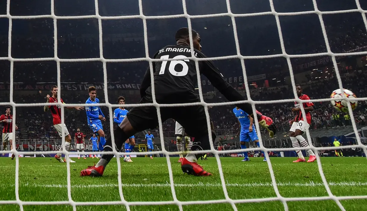 Pada menit ke-84, gawang Milan akhirnya kebobolan juga. Adalah Antoine Griezmann yang mencatatkan namanya dengan tendangan keras dari dalam kotak penalti, memanfaatkan umpan sundulan Lodi dari sayap kanan. 1-1. (AFP/Miguel Medina)