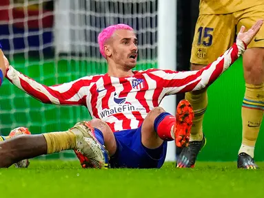 Pemain Atletico Madrid Antoine Griezmann bereaksi saat melawan Barcelona pada pertandingan sepak bola La Liga Spanyol di Stadion Civitas Metropolitano, Madrid, Spanyol, 8 Januari 2023. Antoine Griezmann tampil dengan gaya rambut baru berwarna pink bersama Atletico Madrid. (AP Photo/Manu Fernandez)