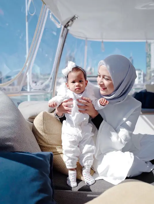 Wanita berhijab ini melahirkan putri bungsu mereka, Khanza Inara Chandra pada 27 Januari 2019 silam. Kehadiran anak keduanya menjadi kado berharga di pernikahan mereka yang memasuki usia tiga tahun.(Liputan6.com/IG/@ninazatulini22)