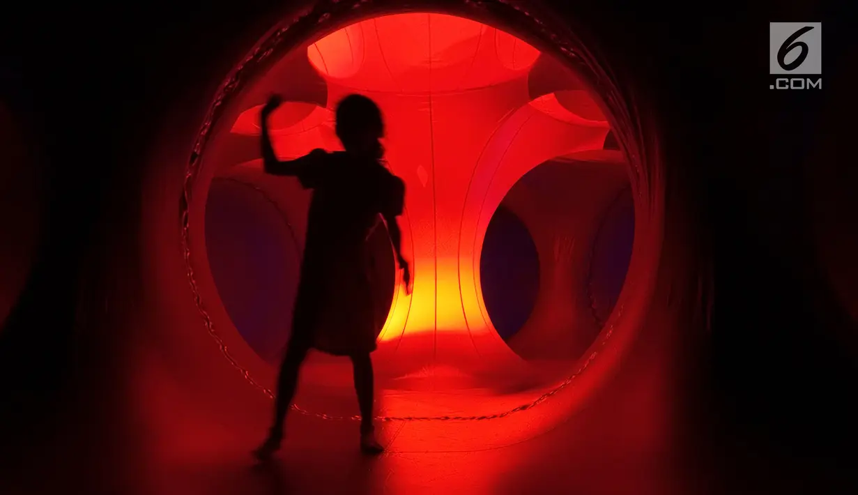 Pengunjung menjelajahi instalasi seni luminarium kelas dunia atau Trilumin di pusat perbelanjaan Jakarta, Jumat (14/9). Anda tidak diperkenankan memakai sepatu saat memasuki Trilumin. (Merdeka.com/Imam Buhori)
