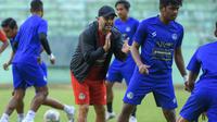 Arema FC menggelar latihan perdana dibawah komando pelatih baru, Javier Roca di Stadion Gajayana, Kota Malang, Rabu (7/9/2022). (Bola.com/Iwan Setiawan)