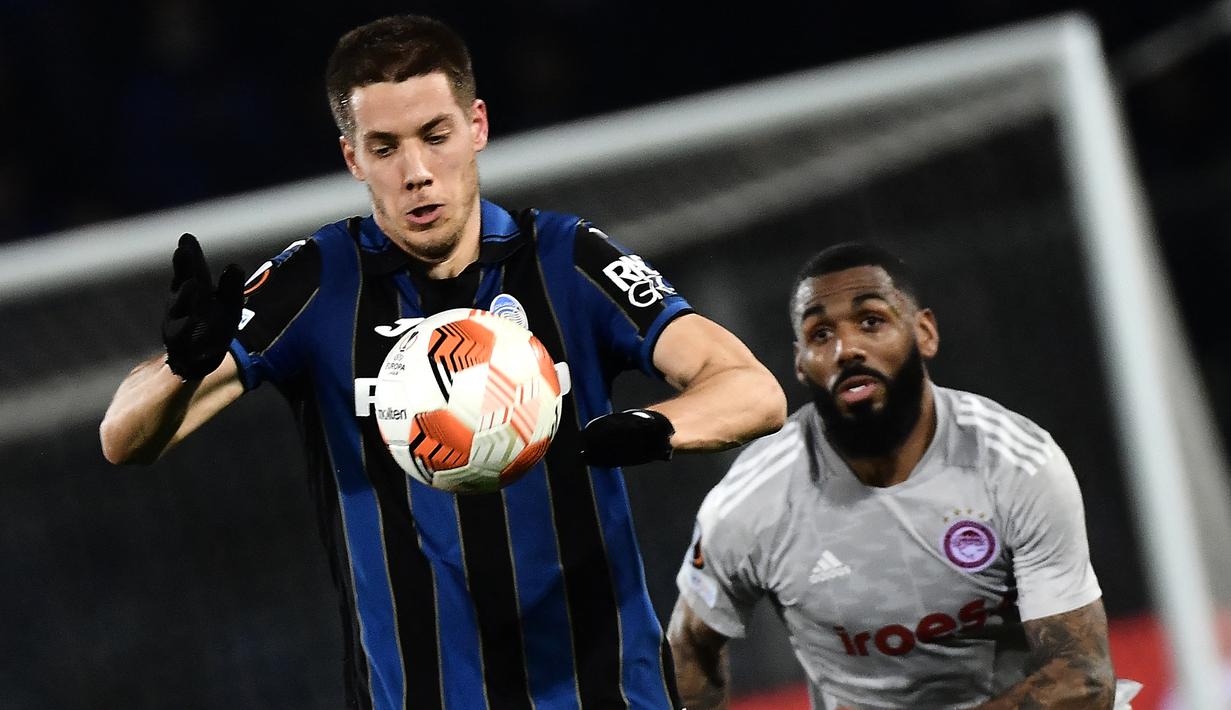 Gelandang Atalanta, Mario Pasalic menguasai bola di depan gelandang Olympiakos, Yann Mvila dalam laga play-off Liga Europa 2021/2022 di Gewis Stadium, Bergamo (17/1/2022). Didatangkan Chelsea pada awal musim 2014/2015, Mario Pasalic justru lebih banyak dipinjamkan ke beberapa klub hingga akhirnya pemainannya meningkat bersama Atalanta yang mempermanenkannya sejak awal musim 2020/2021 setelah dua musim berstatus pinjaman. (AFP/Filippo Monteforte)