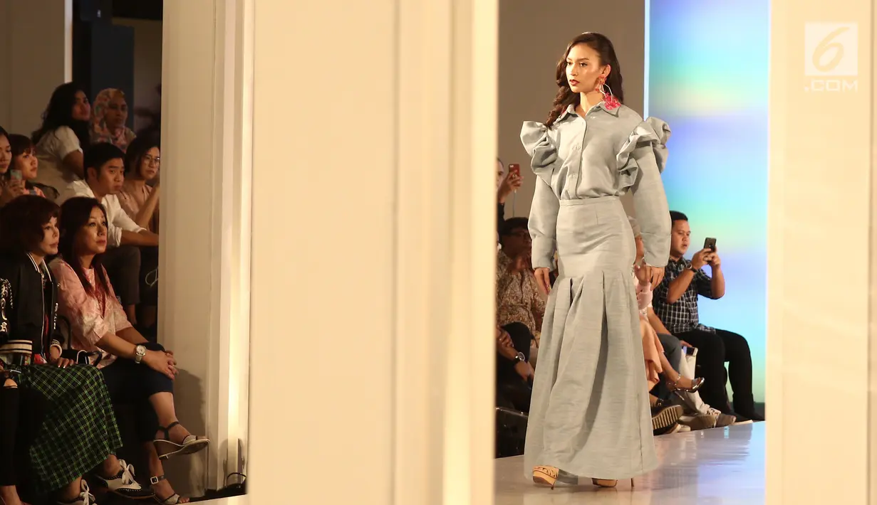 Aktris Karina Nadila memperagakan busana karya perancang Tities Sapoetra dalam Fashion Nation 2018, Jakarta, Jumat (20/4/). (Liputan6.com/Herman Zakharia)