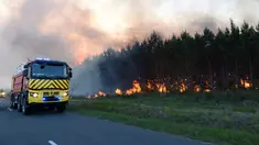 Kebakaran hutan terjadi di Cissac-Medoc, Prancis, Kamis (21/4). Penyebab kebakaran masih dalam tahap penyelidikan. (PHOTO PHOTO / MEHDI FEDOUACH)