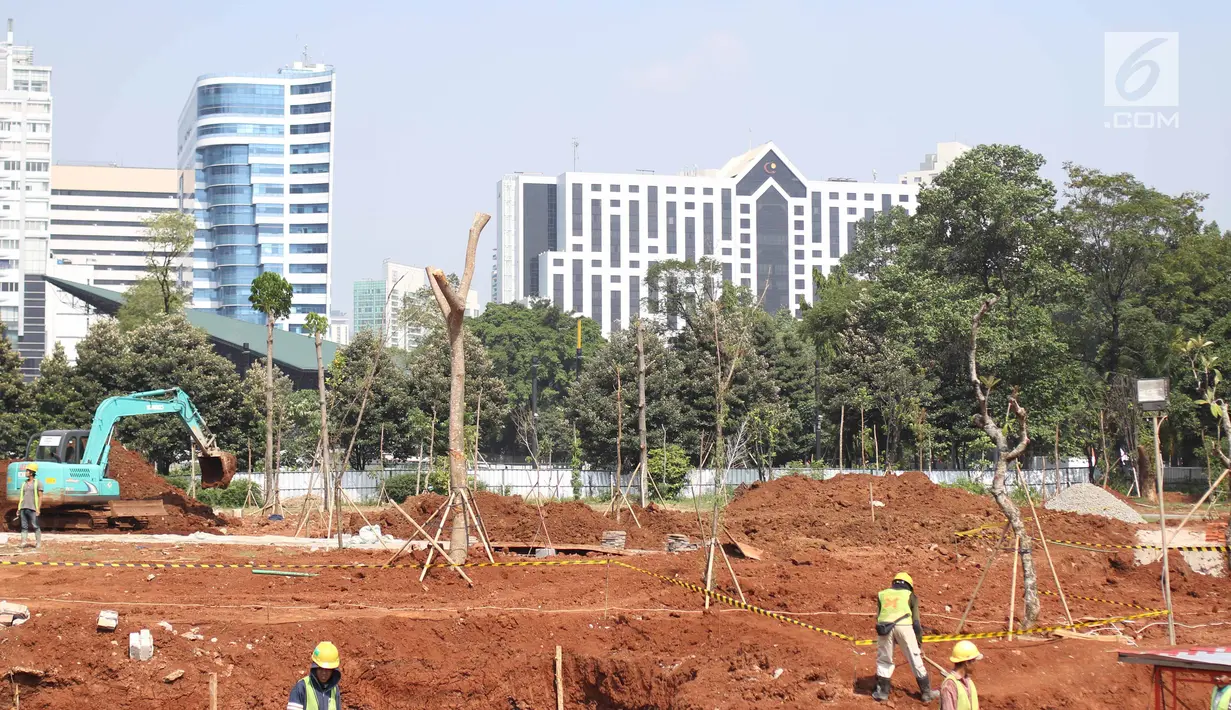 Pekerja merenovasi bekas lapangan golf Driving Range di Kompleks GBK, Jakarta, Jumat (11/5). Lapangan tersebut akan bersinergi dengan transportasi massal di kawasan Sudirman dan menjadi fasilitas pendukung Asian Games 2018. (Liputan6.com/Angga Yuniar)