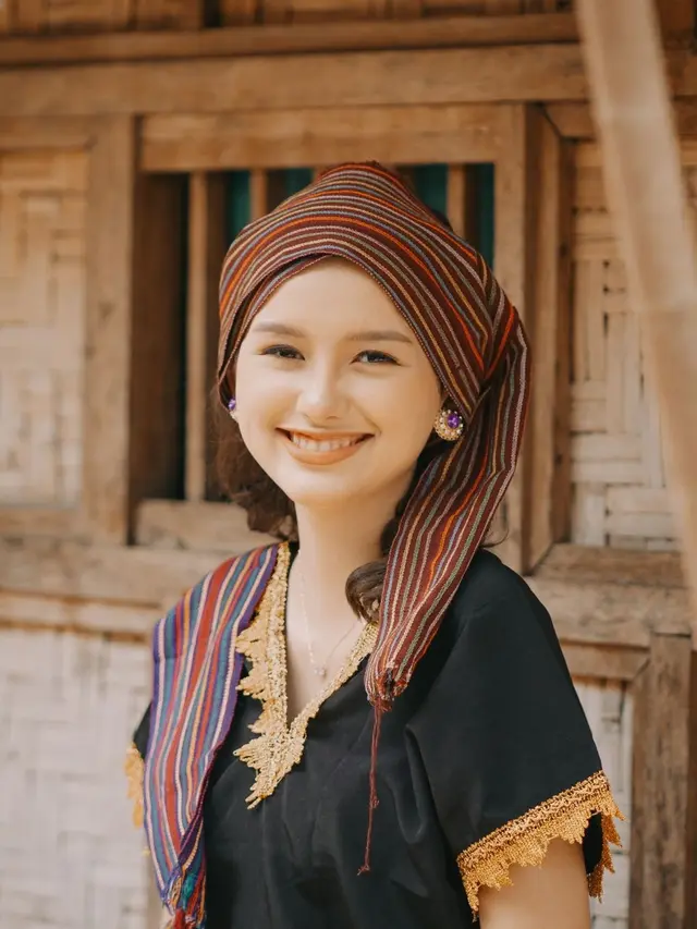 7 Pesona Sarah Menzel Pakai Baju Tradisional NTB, Curi Perhatian