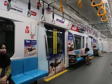 Penumpang menaiki kereta Moda Raya Terpadu (MRT) di Jakarta, Selasa (17/3/2020). Pemerintah Provinsi DKI menormalkan kembali pengoperasian transportasi umum di Ibu Kota dengan membatasi jumlah penumpang dalam tiap armadanya untuk menekan penyebaran virus corona Covid-19. (Liputan6.com/Angga Yuniar)