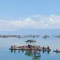 Budidaya ikan dengan sistem Keramba Jaring Apung (KJA) di Danau Toba, Sumatera Utara sukses memakmurkan masyarakat dengan membuka lapangan kerja di sektor perikanan.