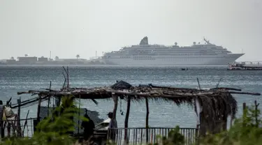 Kapal pesiar MS Amadea dengan sekitar 500 wisatawan dari berbagai negara Eropa tiba di pelabuhan El Guamache di Isla Margarita, negara bagian Nueva Esparta, Venezuela (3/1/2023). Kapal pesiar Jerman MS Amadea adalah yang pertama tiba di Venezuela Pulau Karibia setelah 15 tahun. (AFP/Gustavo Granado)