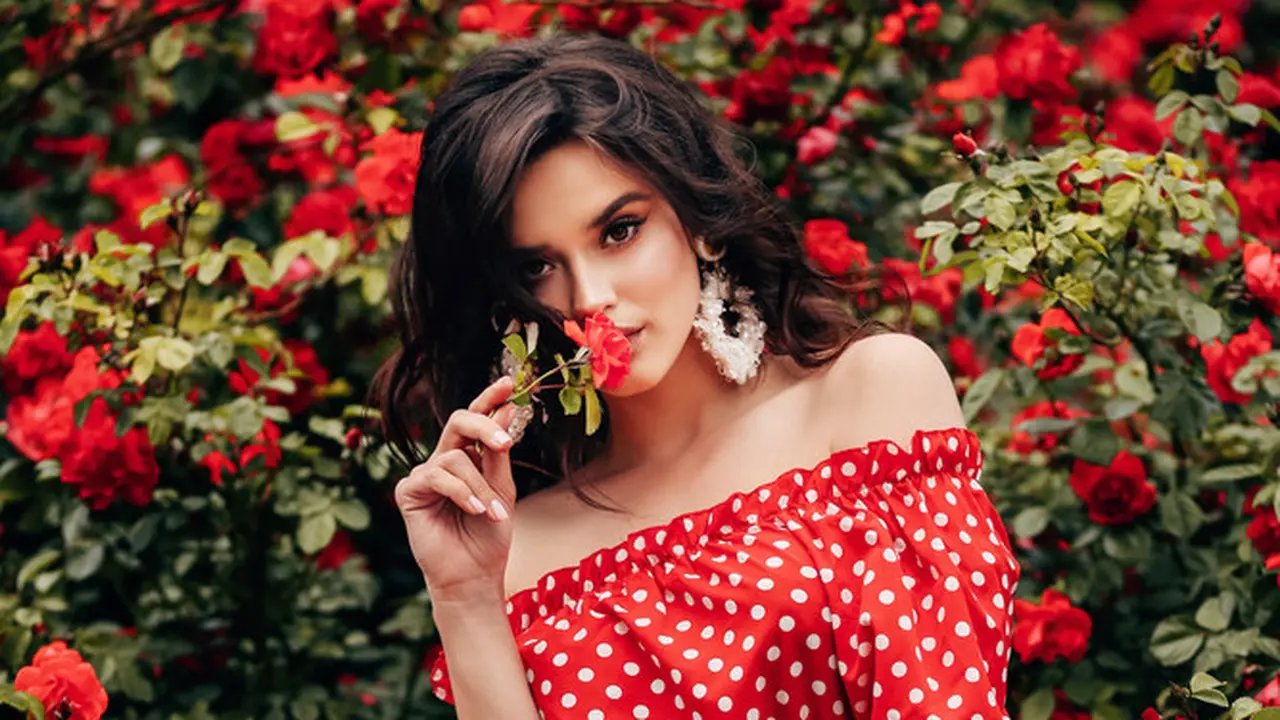 cantik dewasa baju merah
