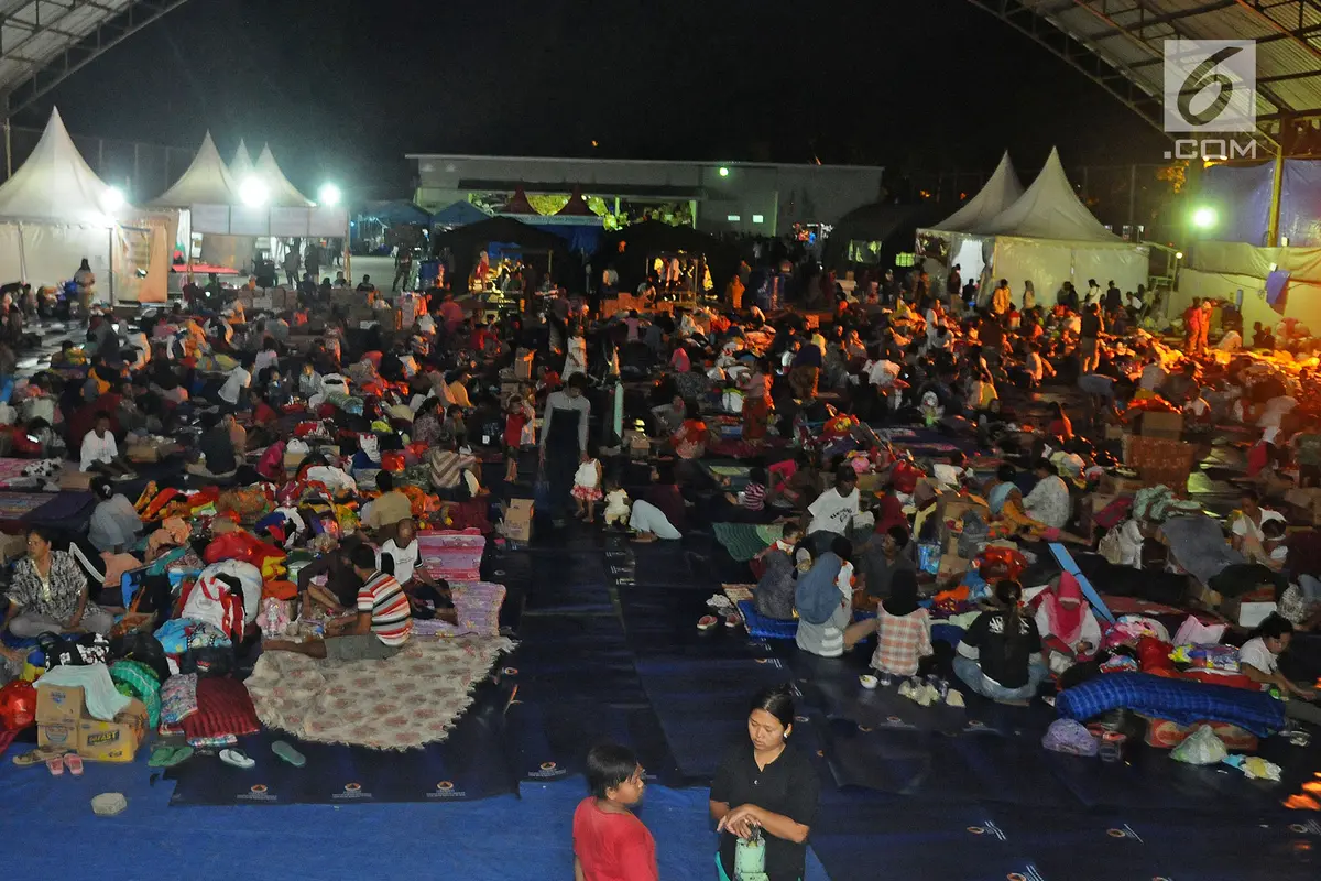 Pengungsi Terdampak Tsunami Selat Sunda di Lapangan Tenis Indoor Kalianda