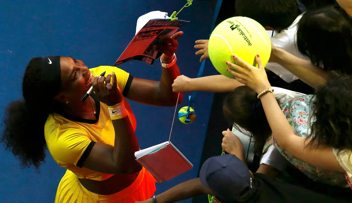 Sejumlah penonton saat meminta tanda tangan petenis AS, Serena Williams usai bertanding melawan Petenis Polandia, Agnieszka Radwanska pada semifinal Australia Open 2016 di Melbourne Park, Australia, (28/1/2016). (REUTERS/Jason O'Brien)