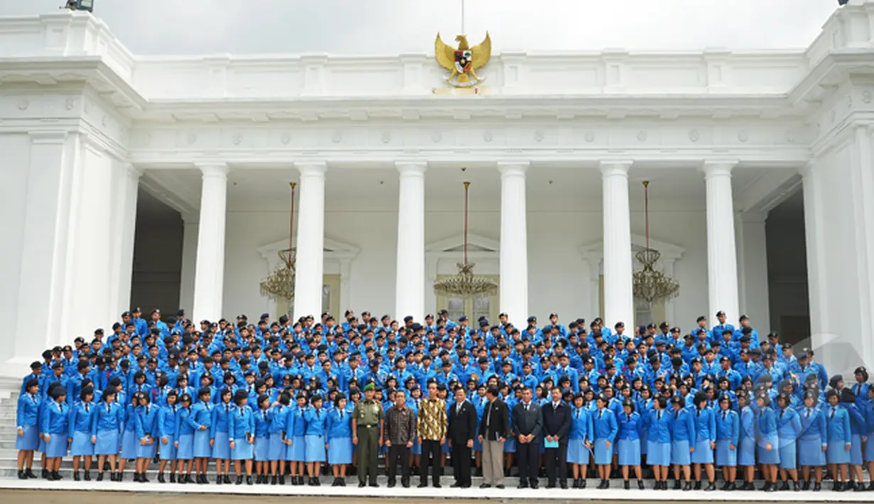 Presiden Joko Widodo (tengah) berfoto bersama siswa-siswi dan tenaga pengajar SMA Taruna Nusantara, di pelataran Istana Merdeka, Jakarta, Senin (2/3/2015). (Liputan6.com/Faizal Fanani)