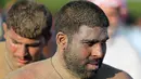 Pegulat Pakistan badannya dipenuhi pasir saat mengikuti kompetisi gulat Greco-Roman mingguan di Dubai (16/3). (AFP Photo/Karim Sahib)