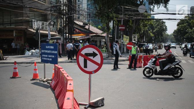 Pengendara motor melintasi saat uji coba sistem satu arah di Jalan KH Wahid Hasyim, Jakarta, Selasa (9/10). Pemberlakuan sisten satu arah ini dilakukan untuk mengurai kemacetan yang kerap terjadi di wilayah tersebut. (Liputan6.com/Faizal Fanani)