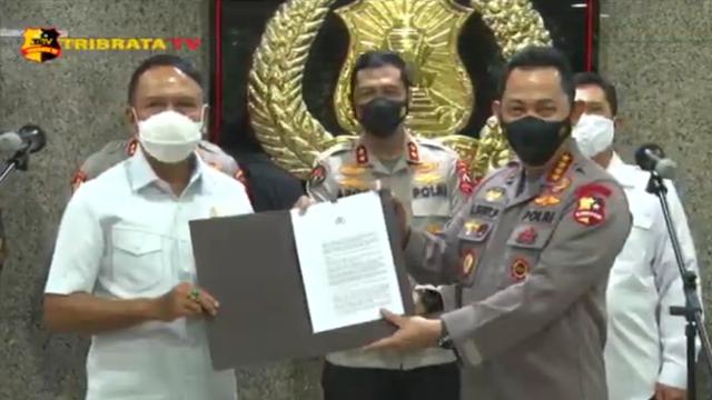 Menteri Pemuda dan Olahraga (Menpora) Zainudin Amali menyambangi Kapolri Jenderal Listyo Sigit Prabowo di Rupatama Mabes Polri, Jakarta Selatan.