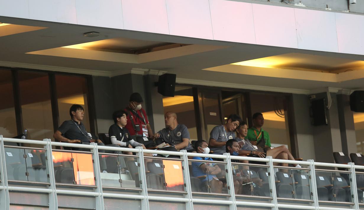 Pelatih asal Korea Selatan tersebut mengajak asistennya di Timnas Indonesia U-20 untuk mengamati permainan Hong Kong dan Vietnam yang akan jadi lawan selanjutnya buat Timnas U-20. (Bola.com/Ikhwan Yanuar)