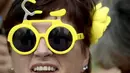 Seorang wanita menggunakan kacamata berbentuk sepeda untuk menyambut lomba balap sepeda Tour de France di Taman Lepelenburg, Utrecht, Belanda. (2/7/2015). (AFP PHOTO/Lionel Bonaventure)