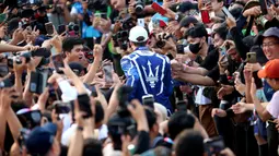 Pembalap Maserati MSG Racing, Maximilian Gunther disambut oleh penonton setelah memenangkan balapan Jakarta E-Prix 2023 Round-11 yang berlangsung di Jakarta International E-Prix Circuit (JIEC), Ancol, Jakarta, Minggu (04/06/2023). (Bola.com/Bagaskara Lazuardi)