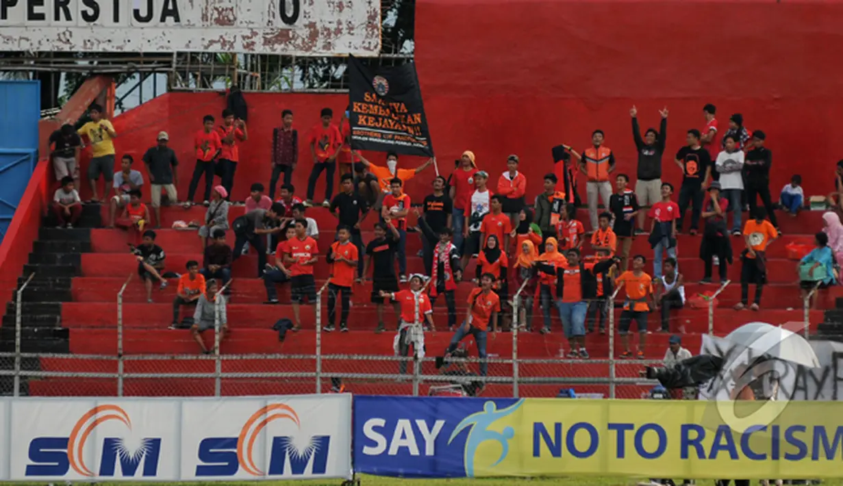 Suporter Persija"The Jack Mania" memberikan dukungan kepada tim kesayangan mereka saat berlaga di SCM Cup 2015, Stadion H Agus Salim, Padang, Senin (19/1/2015). (Liputan6.com/Johan Tallo)