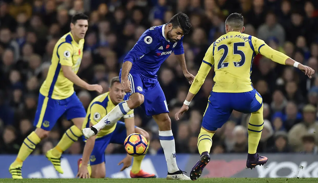 Striker Chelsea, Diego Costa, berhasil melewati bek Everton, Ramiro Funes Mori, pada laga Premier League di Stamford Bridge Stadium, Inggris, Sabtu (11/2016). Chelsea menang 5-0 atas Everton. (Reuters/Hannah McKay) 