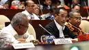 (ki-ka) Menteri PU Basuki Hadimoeljono bersama Menteri Perhubungan Budi Karya dan Menteri Desa, PDT dan Transmigrasi Eko Sandjojo mengikuti Raker dengan Komisi V DPR di Kompleks Parlemen, Senayan, Jakarta, Senin (24/10). (Liputan6.com/Johan Tallo)