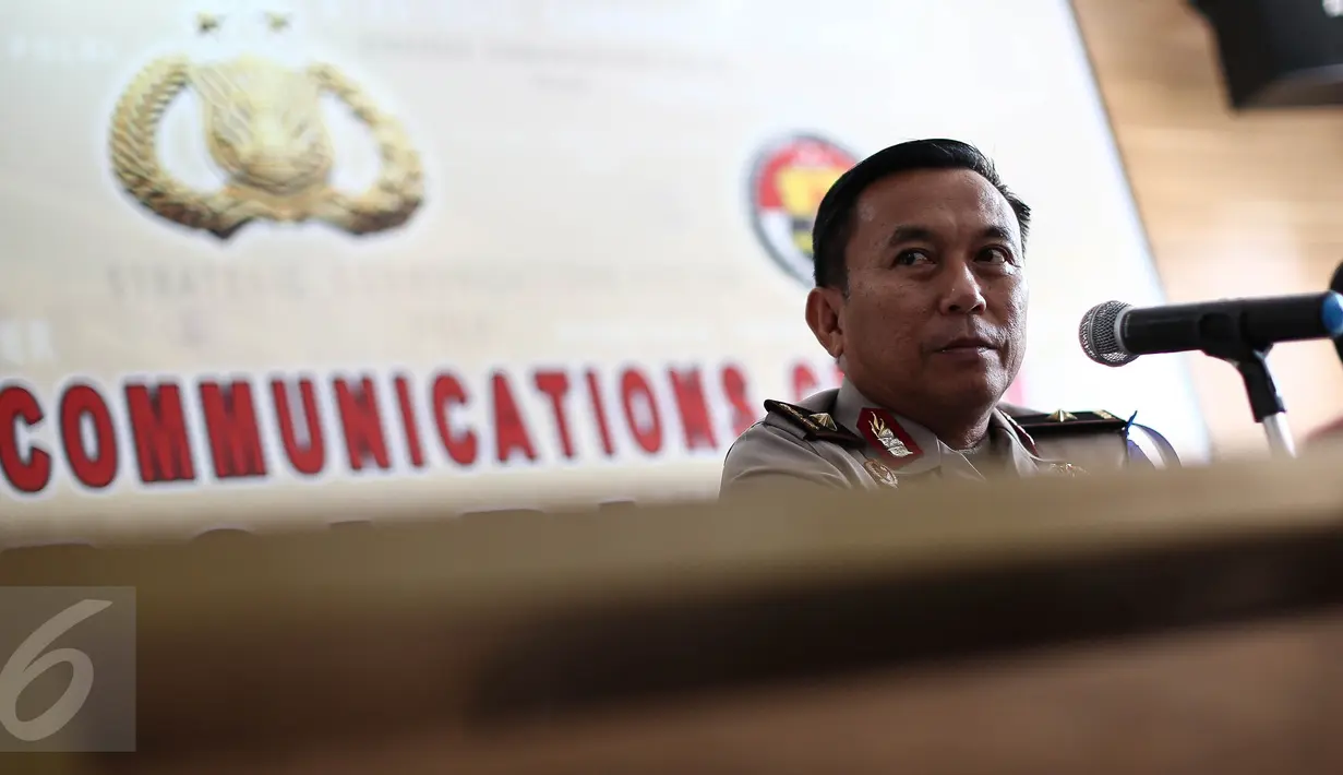 Karo Penmas Humas Polri Brigjen Pol Agus Rianto saat jumpa pers di Mabes Polri Jakarta, Selasa (5/7). Dari proses olah TKP bom bunuh diri di halaman Polresta Surakarta, ditemukan beberapa gotri serta serpihan benda lain. (Liputan6.com/Faizal Fanani)