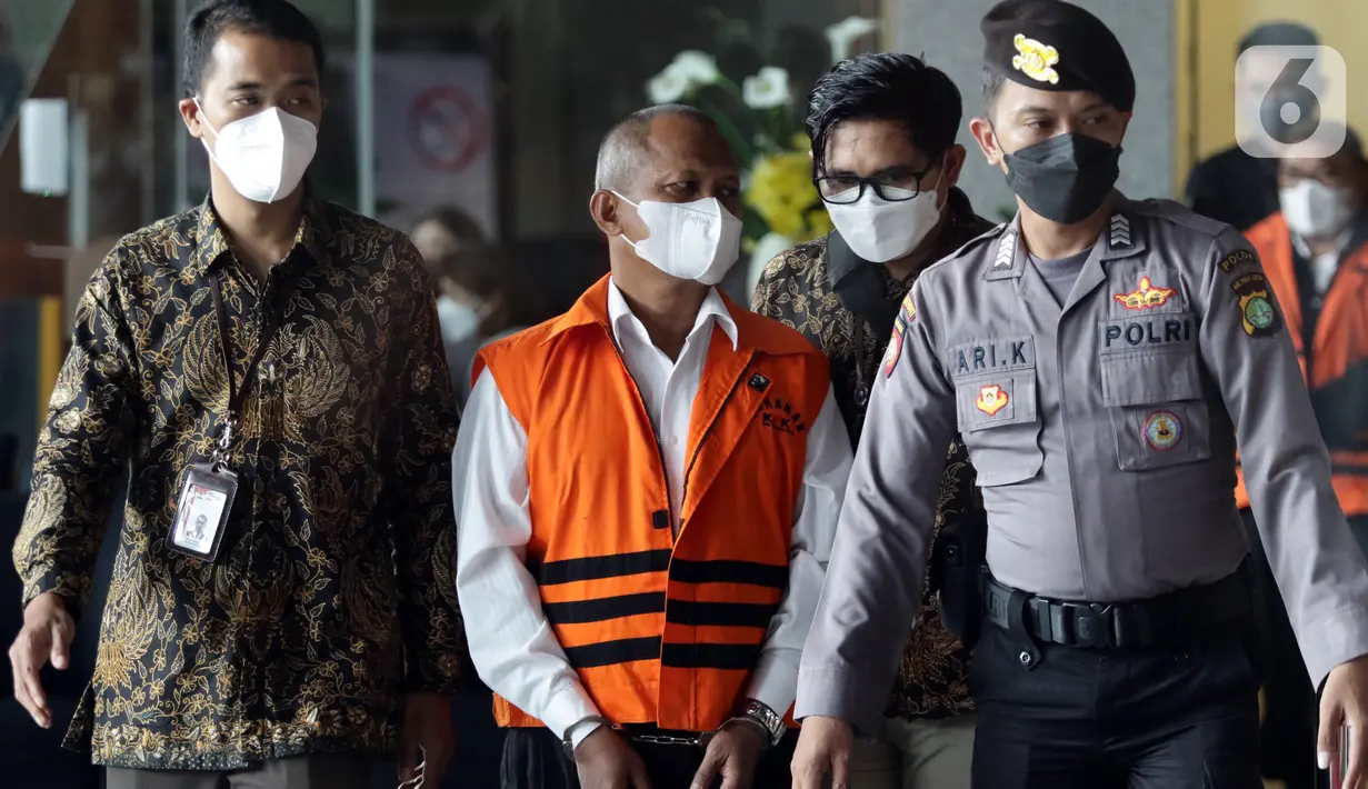 Kepala Bidang Pendidikan Khusus Dinas Pendidikan, Pemuda dan Olahraga DIY, Edy Wahyudi (kedua kiri depan) sesaat sebelum rilis penahanan di Gedung KPK, Jakarta, Kamis (21/7/2022). Edy Wahyudi dan Direktur Utama PT Arsigraphi, Sugiharto ditahan KPK sebagai tersangka kasus dugaan korupsi pekerjaan pembangunan Stadion Mandala Krida Daerah Istimewa Yogyakarta yang diusut sejak awal 2021. (Liputan6.com/Helmi Fithriansyah)