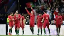 Pemain Portugal merayakan gol yang dicetak Cristiano Ronaldo ke gawang Swiss pada laga UEFA Nations League di Estadio Do Dragao pada Kamis (6/6) dini hari WIB. Portugal menang 3-1 atas Swiss. (AP/Martin Meissner)