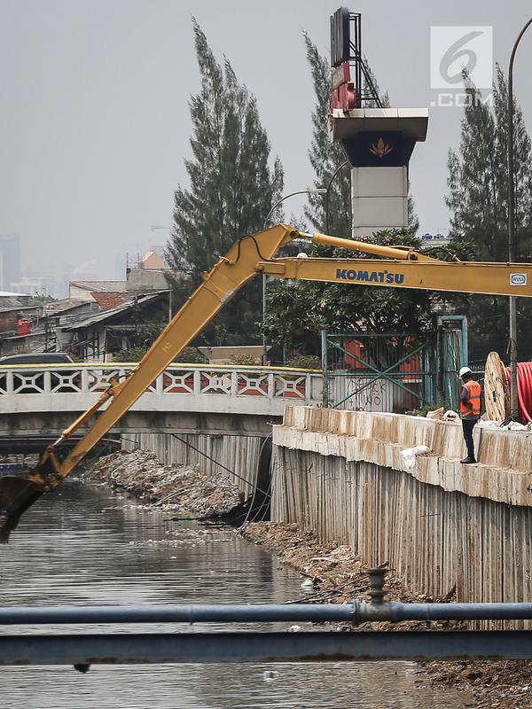 Sebuah eskavator diturunkan guna menyelesaikan pembangunan turap Kali Sunter Jakarta Utara, Selasa (18/12). Pembangunan turap ini merupakan bagian dari proyek normalisasi kali untuk mengantisipasi banjir di musim penghujan. Liputan6.com/Fery Pradolo)