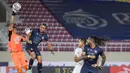 Para pemain Arema bermain lebih berani keluar dan memberi tekanan kepada pertahanan Persebaya. (Bola.com/Bagaskara Lazuardi)