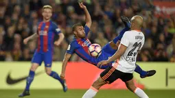 Bek Barcelona, Rafinha, membuang bola dari kejaran bek Valencia, Aymen Abdennour. Pada laga ini Luis Enrique menurunkan Barcelona dengan formasi andalannya 3-4-3, sementara Valencia turun dengan skema 4-3-3. (AFP/Lluis Gene)